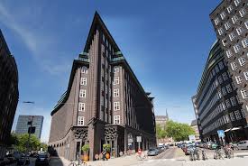 This large angular building is located on a site of approximately 6,000m². Hamburg Heritage Das Chilehaus Ein Gebaude Wie Ein Schiff Hamburg Guide