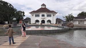 Entdecke rezepte, einrichtungsideen, stilinterpretationen und andere ideen zum ausprobieren. Belum Resmi Dibuka Gedung Juang 45 Tambun Sudah Ramai Didatangi Warga Untuk Swafoto Halaman All Warta Kota