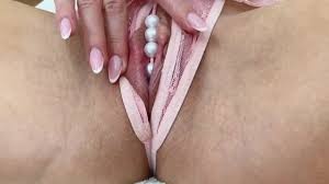 オーガズムに抗えない！ これらの真珠が私の猫の上を滑るのが大好きです。 真珠ひもオナニー