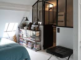 Amenagement comble, comble aménagé en chambre à coucher, déco en bois, toiture charpente en bois, coin travail bureau, chaise en bois, lit, cheminée, cadre pastoral. 14 Idees Deco Pour Amenager Une Chambre Sous Les Toits