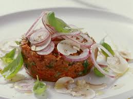 Rohes Rinderhackfleisch Mit Kapern Roten Zwiebeln Und Oliven Rezept Eat Smarter