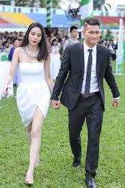 Thủy tiên (sinh năm 1985) tại kiên giang, là một nữ ca sĩ, người mẫu, diễn viên điện ảnh việt nam. Cong Vinh Thá»§y Tien Váº«n Sá»'ng Chung Ngoi Nha Háº¡nh Phuc