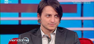 La showgirl al largo di ponza sceglie di togliersi in reggiseno, ma poi per non scottarsi o per non farsi pizzicare dai flash dei paparazzi ci mette una mano. Vieni Da Me Ospiti Martedi 19 Marzo 2019