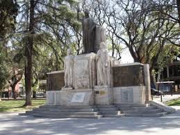 Plaza italia is a small park in the city of buenos aires in the barrio of palermo on the confluence of santa fe avenue and avenida sarmiento. Plaza Italia Mendoza