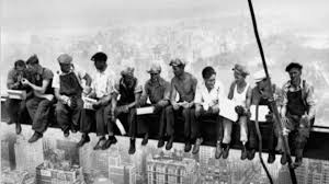 En este contexto, el sindicato con más fuerza en el momento decidió que a partir del 1 de mayo de 1886 la jornada laboral máxima sería de 8 horas en estados unidos y en canadá se celebra el día del trabajo el primer lunes de septiembre. Cyp2t8tw3urllm