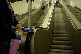 Azul é também bonitinha, excepto a estação do marquês de pombal e como é que se avalia a beleza de uma linha de metro? Lisboa Circulacao Na Linha Azul Do Metro Interrompida Devido A Doenca Subita De Passageiro Portugal Sabado