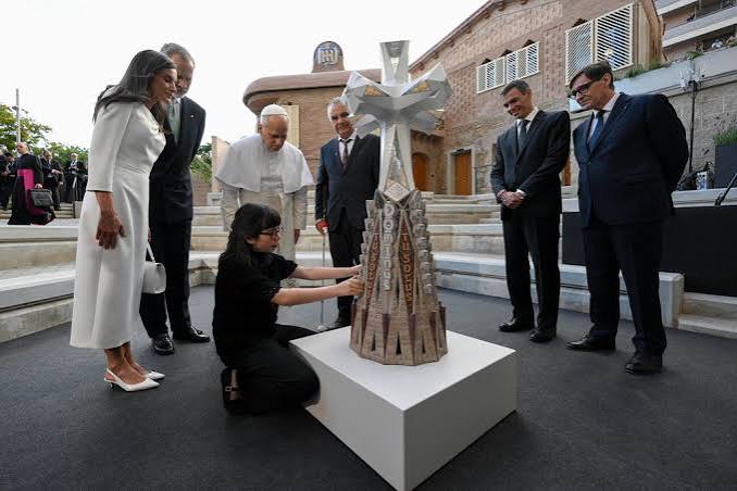 Las imágenes más espectaculares de la histórica inauguración de la torre de Jesucristo en la Sagrada Familia con el papa y los reyes Felipe y Letizia