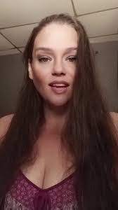 Roxanne Hess's Instagram, Twitter & Facebook