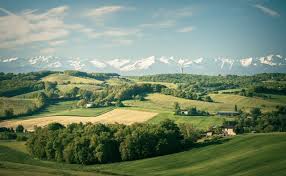 Un paysage est une vue d'une portion de l'espace terrestre, perçue par les sens humains ou divers arts visuels et représentée ou observée, dans la majorité des cas à l'horizontale et photographiquement par un observateur. Nos Vacances En France Le Gers Ses Paysages Son Patrimoine Et Ses Mousquetaires De La Gastronomie Actu Occitanie