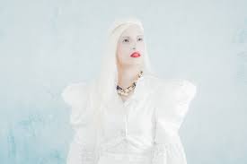 Habt ihr spontan ne idee, welcher lippenstift habt ihr spontan ne idee, welcher lippenstift oder lipgloss or whatever dazu passen könnte? Snow Queen In Rot Winter Frau In Der Krone In Einem Roten Kleid Und Roten Lippenstift Madchen Mit Schneeflocken Lizenzfreie Fotos Bilder Und Stock Fotografie Image 72590208