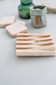 Das Hat Sich Gewaschen Zwei Diy Ideen Fur Praktische Seifenablagen Aus Holz Zum Einfachen Selbermachen Sinnenrausch Der Kreative Diy Blog Fur Wohnsinnige U In 2020 Seifenablage Diy Ideen Seifenschalen