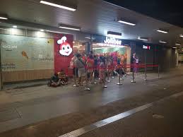 Jollibee is the leading fast food chain in the country with 1,000 stores nationwide. People Actually Queued Overnight For The Jollibee Woodlands Opening To Get Free Limited Edition Toys