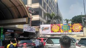 Jelang penutupan gerai, pihak giant memberikan diskon untuk menghabiskan barangnya. 6 Toko Giant Bakal Tutup Pegawai Dihantui Phk