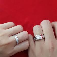 Tapi tahukah anda jari yang mana satu harus dipakaikan cincin risik dan tunang ini? Cincin Tunang