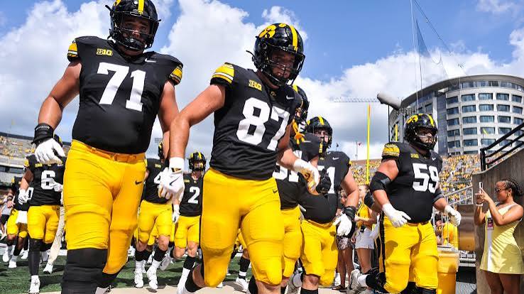 Jack Dotzler reflects on first start with Iowa Hawkeyes football