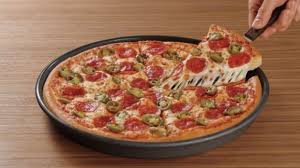 Pizza sous, mozzarella pendiri, pepperoni və halapenyo bibəri. Pizza Hut Pan Pizza Revolution Nach 39 Jahren