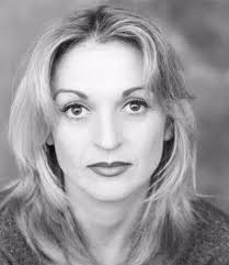 Amb molta tristesa, acomiadem Cristina Fenollar, estimada actriu alacantina  que ens ha deixat. La seua passió pel teatre, el cinema i la televisió va  deixar una empremta profunda en la cultura valenciana.