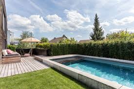 Diese Terrasse Wurde Auf Einem Ungenutzten Garagendach Erbaut Der Pool Konnte Dank Einer Stutzmauer Gleich An Gartenumgestaltung Gartengestaltung Bepflanzung