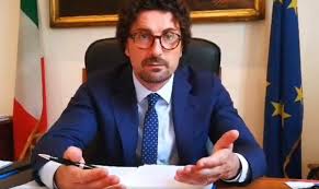 Salvare le vite in mare è una missione fondamentale, rispetto alla quale l'italia non si tirerà mai indietro. Video Danilo Toninelli Salvare Le Vite In Mare E Una Missione Fondamentale Ma Va Fatto In Sicurezza E Legalita