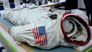 Le professeur tournesol et les responsables de la nasa se sont posé la question.les premiers pas il analyse la bd « on a marché sur la lune » par la prisme des réalités physiques de notre monde. La Combinaison De Neil Armstrong Premier Homme Sur La Lune Va Disparaitre Le Huffpost
