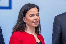 Deutsche bank mit bestem halbjahr seit 2015 die deutsche bank hat auch im zweiten quartal gute geschäfte gemacht. Deutsche Bank Christiana Riley Ist Die Einzige Frau Im Vorstand