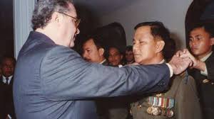 He is the son of sumitro djojohadikusumo, an indonesian economist, and dora sigar.he is the former husband of titiek suharto, the late president suharto's second daughter. Kisah Letjen Tni Prabowo Marah Marah Di Istana Presiden