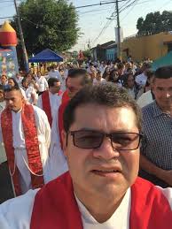 Se le hace un llamado al pueblo usuluteco que expulse a este señor que  luego que lo expulsaron de sacerdote por tener mujeres e hijos ahora busca  ser candidato a alcalde de