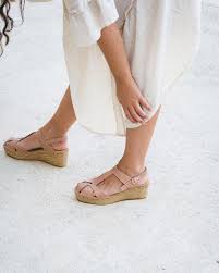 Garai horretarako, alemaniar kolonoetarako portu naguisa zen lübeck, batik bat teutondar ordenak konkistatuko itsaso baltikoko lurraldeetara abiatzen zirenetarako. Naguisa Heels Garmentory