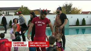 Asta este normalitatea noastra, asta vrea poporul, traiasca democratia si vointa populara. Spiderman Joker Si Diavoul Milanez Au Iesit La Colindat Pe Strazile Din Bucuresti S A Intamplat Azi De Halloween Sport Ro
