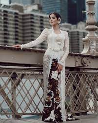 Tampil cantik di hari pertunangan butuh berbagai persiapan, seperti pemilihan makeup dan busana. 60 Model Kebaya Kartini Modern Brokat Hijab Terbaru 2020 Bergaya