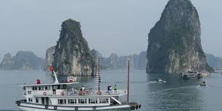While ha long bay is not a large area, it packs some 1,600 limestone islands and islets into its 1,553 km 2. Vietnam Halang Bay Yampu Tours