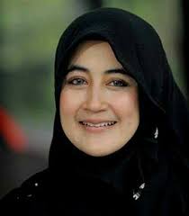 Umi pipik mengaku pernah cemburu karena ini kepada almarhumah soraya abdullah. Umi Pipik Home Facebook