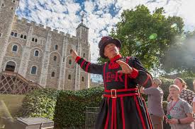The crown jewels reside at the tower of london and are worn by british kings and queens on their coronations and royal occasions. Tower Of London Kleingruppentour Mit Einem Beefeater Getyourguide