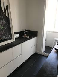 Ils doivent donc répondre à des exigences de qualité précises pour assurer leur solidité et leur durabilité dans le temps. Cuisine Noire Et Blanc Avec Un Plan De Travail En Resine Noire Cuisine Ikea Voxtorp Blanc Mat Cuisine Noir Et Blanc Cuisine Noire Cuisine Ikea