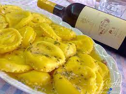 I ravioli al salmone e arancia sono una ricetta raffinata e deliziosa che combina il sapore della tradizione con quello più light del pesce e quello fresco degli agrumi.un piatto perfetto per le occasioni importanti, come per esempio la cena di natale in famiglia, con cui stupire tutti i vostri ospiti con una prima portata sfiziosa ma leggera. Ravioli Di Salmone E Crema Di Formaggi Le Meraviglie Di Cicetta