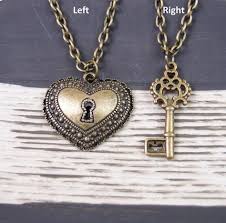 Pero igual no tienes claro que te vaya el bondage, o sabes que sólo te gustaría darle un pequeño empujón a tu pareja para que sea un poco más dominante. 20 Ideas De Cadenas De Parejas Collares De Parejas Joyas De Parejas Collares Bff