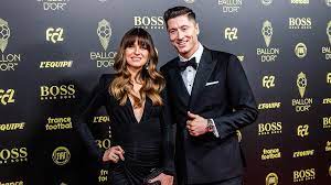Das fußballer meist heiße spielerfrauen an ihrer seite haben, ist ja keine neuigkeit. So Reagiert Bayern Star Robert Lewandowski Auf Platz Acht Beim Ballon D Or Sportbuzzer De