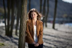 Knox's behaviour has been commented on by numerous experts. For Amanda Knox A Long Road