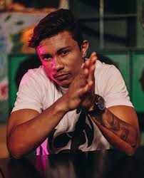 Xamã, nome artístico de jason carlos da cruz fernandes, é um rapper carioca, membro do grupo cartel mc's, além da com muita experiência em rodas de freestyle do rio de janeiro, xamã fez sua estréia solo em janeiro de 2017, e logo após, em fevereiro, foi anunciado como novo membro do cartel. Amor Da Minha Vida Xama Mc Xama Cantores De Rap Xama