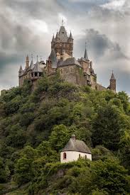 Hier nehme ich euch mit auf einem trip in die groteskes stadt an der mosel. Kastil Cochem Mosel Cochem Reichsburg Abad Pertengahan Arsitektur Sachsen Jerman Istana Kekaisaran Mengesankan Tempat Tempat Menarik Pikist