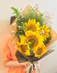 Berburu bunga menjadi salah satu tradisi warga jakarta menjelang lebaran. Hand Bouquet Bunga Matahari Karangan Bunga Magelang