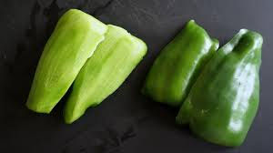 Eplucher Un Poivron Au Couteau Poivron Couteau Trucs De Cuisine