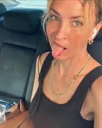 Sara Hoff's Instagram, Twitter & Facebook