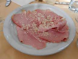 Ecco come il prosciutto cotto è fondamentalmente una coscia di suino, quindi la materia prima è la stessa del. La Storia Del Prosciutto Cotto Caldo Triestino Raccontata In Una Pubblicazione Catalogo Trieste News