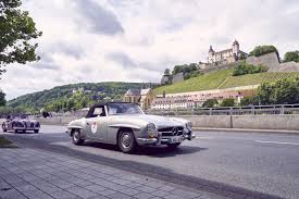 L'edizione 2021 della mille miglia, in programma dal 12 al 15 maggio, rispetterà la tradizione del tracciato da brescia a roma e ritorno, passando anche da modena, con la novità del senso di marcia invertito e quindi riprendendo la direzione antioraria di molte edizioni della corsa originale. Die Rallye 2021 Franken Classic