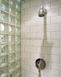 Eine Weissgeflieste Dusche Mit Einer Wand Aus Glasbausteinen Glasbausteine Glasbausteine Dusche Glasblock Dusche