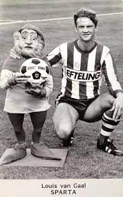 Zijn sporen heeft hij inmiddels meer dan verdiend bij onder andere afc ajax, fc louis van gaal is een klassieke trainer met moderne ideeën. Hanssie On Twitter Louis Van Gaal Als Voetballer Van Sparta Quess Who S The Real Midget Manutd Manutdvliv Http T Co 1ytprj8n0s