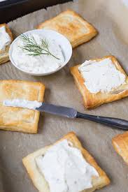 Lachs Blatterteig Happchen Aus 4 Zutaten Kochkarussell Rezept Lachs Im Blatterteig Happchen Lachs Happchen