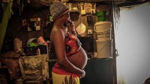 生理用品を買うために「売春」する少女たちの過酷な現実─報酬はわずか15円 | ケニアで15万人が「望まぬ妊娠」 | クーリエ・ジャポン