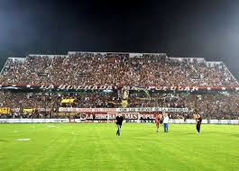 Cuenta oficial de newell's old boys 🔴⚫️ www.newellsoldboys.com.ar. Newell S Old Boys 40 000 Fans Came To Support Their Team In Training